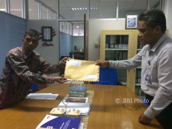 Aktivis JCW Baharuddin Kamba (kiri) saat menyerahkan permohonan audit kasus menara telekomunikasi ke perwakilan BPKP DIY, Selasa (10/10/2017). ( M100/JIBI/Harian Jogja)