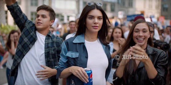 Kendall Jenner di video iklan Pepsi (Cosmopolitan.com)