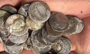 Koin dari Romawi yang ditemukan di ladang (Mirror.co.uk)