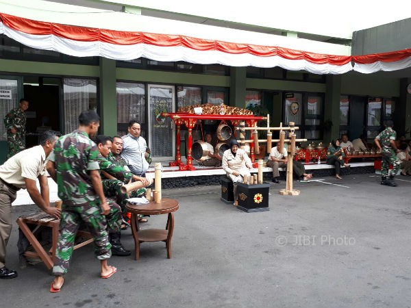 Persiapan teater tradisional Jawa di Mako Korem 072/Pamungkas DIY, Senin (9/10/2017). (Istimewa/ Korem 072/Pamungkas)