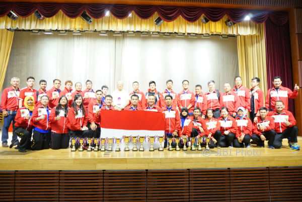 Para atlet Wing Chun Nasional berfoto bersama seusia menerima juara umum dalam gelaran kejuaraan Wing Chun Dunia, The 4th Ip Man Ving Tsun Match yang digelar Hong Kong, Sabtu (7/10/2017). (Istimewa/Dok Pribadi).