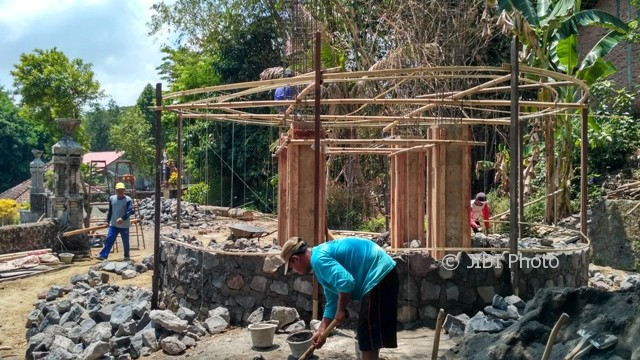 Warga mulai membangun Menara Baskoro di kompleks makam Kiai Karsorejo, Dukuh Pandanan, Desa Soropaten, Kecamatan Karanganom, Klaten, beberapa waktu lalu. (Taufiq Sidik Prakoso/JIBI/Solopos)