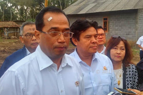 Menteri Perhubungan RI, Budi Karya Sumadi memberikan keterangan pers usai meninjau progres pembangunan New Yogyakarta International Airport (NYIA) di wilayah Palihan, Temon, Kulonprogo, Minggu (8/10/2017). (Rima Sekarani I.N./JIBI/Harian Jogja)