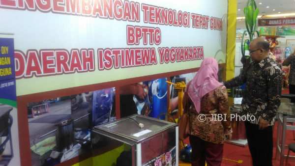 Sekda DIY, Gatot Saptadi mengunjungi stan dalam Pameran Produk Ekspor Daerah (PPED) atau yang juga dikenal dengan Jogja Trade Expo ke-22 yang sedang berlangsung di Jogja Expo Center (JEC), Kamis (12/10/2017). (Bernadheta Dian Saraswati/JIBI/Harian Jogja)