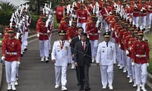 Presiden Joko Widodo (tengah) bersama Menteri Dalam Negeri Tjahjo Kumolo (tengah belakang), Gubernur Daerah Istimewa Yogyakarta Sri Sultan Hamengku Buwono X (kiri) dan Sri Paduka Paku Alam X (kanan) melaksanakan kirab sebelum pelantikan Gubernur DIY di halaman Istana Negara, Jakarta, Selasa (10/10). Sri Sultan Hamengku Buwono X bersama Sri Paduka Paku Alam X dilantik sebagai Gubernur dan Wakil Gubernur DIY untuk masa jabatan 2017-2022. (Harian Jogja/ANTARA FOTO/Puspa Perwitasari)