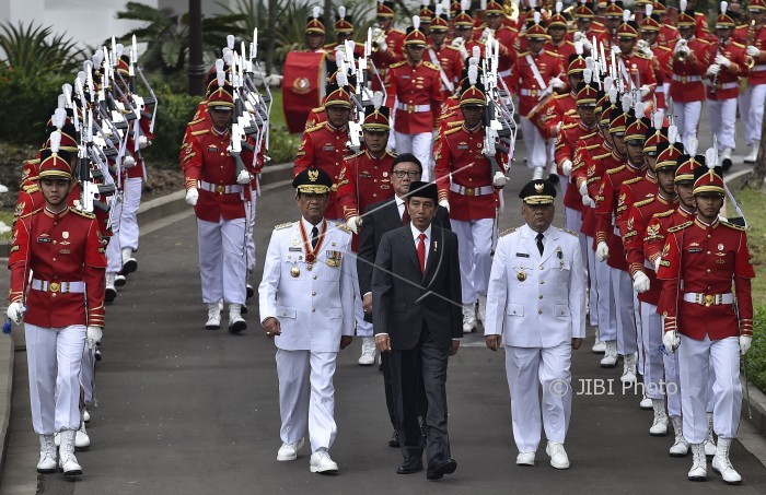 Presiden Joko Widodo (tengah) bersama Menteri Dalam Negeri Tjahjo Kumolo (tengah belakang), Gubernur Daerah Istimewa Yogyakarta Sri Sultan Hamengku Buwono X (kiri) dan Sri Paduka Paku Alam X (kanan) melaksanakan kirab sebelum pelantikan Gubernur DIY di halaman Istana Negara, Jakarta, Selasa (10/10). Sri Sultan Hamengku Buwono X bersama Sri Paduka Paku Alam X dilantik sebagai Gubernur dan Wakil Gubernur DIY untuk masa jabatan 2017-2022. (Harian Jogja/ANTARA FOTO/Puspa Perwitasari)