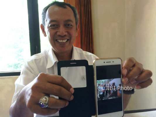 Kepala Bidang Rehabilitasi Sosial Dinas Sosial Gunungkidul Irfan Ratnadi menunjukan foto salah seorang penderita ganguan jiwa yang dibebaskan dari pemasungan untuk kemudian dirawat di RS Grhasia, Sleman. Rabu (11/10/2017). (David Kurniawan/JIBI/Harian Jogja)