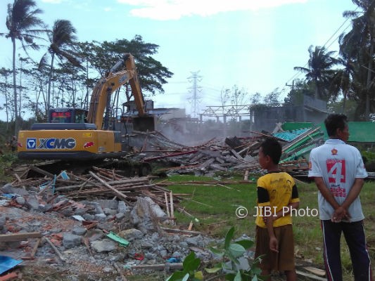 Sejumlah warga menyaksikan perobohan bangunan di kawasan pembangunan New Yogyakarta International Airport (NYIA), Kecamatan Temon, Kulonprogo, Minggu (8/10/2017) lalu. (Rima Sekarani I.N/JIBI/Harian Jogja)