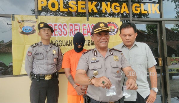 Kapolsek Nganglik, Kompol Danang Kuntadi menunjukkan sejumlah barang bukti pil sapi yang disita polisi dari Cebret, tersangka pengedar psikotropika jenis trihexyphenidyl pada Senin (2/10/2017). (Sekar Langit Nariswari/JIBI/Harian Jogja)