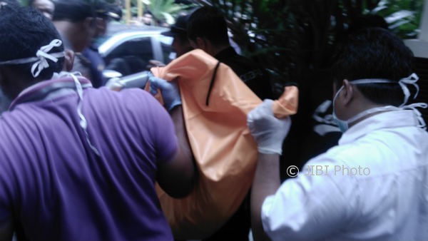 Petugas membawa jasad Birahmatika Tsalasa Allail, 21, mahasiswa asal Lamongan yang gantung diri, Rabu (4/10/2017). (Sekar Langit Nariswari/JIBI/Harian Jogja)