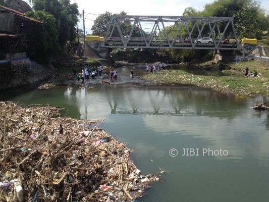 Tumpukan sampah di aliran Sungai Winongo tepatnya di Bendung Merdhiko Dusun Nglondong, Tamantirto, Kasihan, Bantul pada Minggu (1/10/2017). (Rheisnayu Cyntara/JIBI/Harian Jogja)
