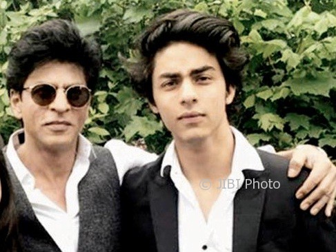 Shah Rukh Khan bersama Aryan Khan (Instabollywood.com)