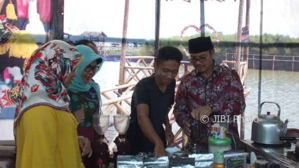 Bupati Kulonprogo, Hasto Wardoyo memerhatikan seorang anak, sedang mencoba membatik, di salah satu stan Manunggal Fair 2017, Pengasih, Sabtu (30/9/2017). (Uli Febriani/JIBI/Harian Jogja)