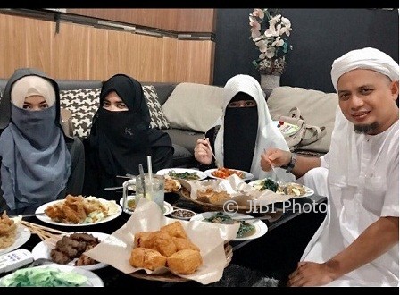 Ustaz Arifin Ilham bersama tiga istrinya (Instagram @yuni_syahla_aceh)