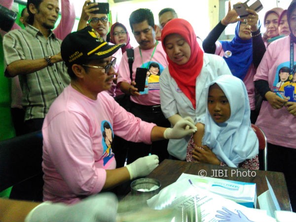 Elsa saat disuntik vaksin HPV oleh Bupati Kulonprogo, Hasto Wardoyo, di SD Negeri Percobaan 4, Wates, Senin (9/10/2017). (Uli Febriarni/JIBI/Harian Jogja)