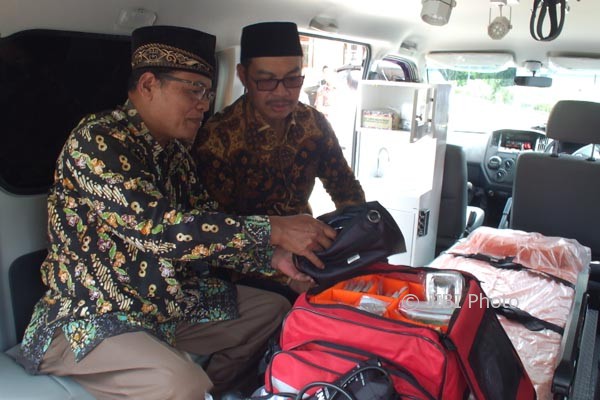 Bupati Kulonprogo Hasto Wardoyo, sedang mendampingi perwakilan pemerintah desa, penerima bantuan ambulans, Sabtu (30/9/2017). (Uli Febriarni/JIBI/Harian Jogja)