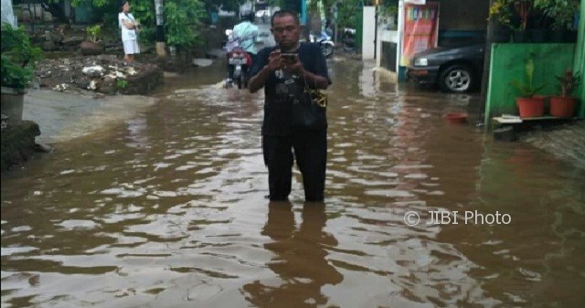 Banjir melanda kawasan Jl. Tanjung Sari RT 007/RW 002, Kelurahan Sumurboto, Kecamatan Banyumanik, Kota Semarang, Jateng dilanda banjir, Kamis (11/10/2017) sore. (Facebook.com-Agung Prasetyo)