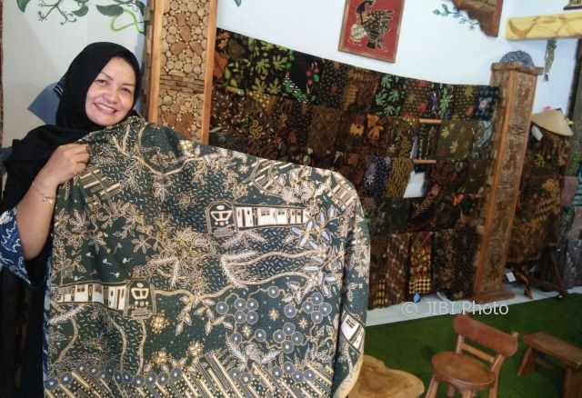 Sri Murniyati, 50, PNS Kota Madiun menunjukkan batik kreasinya di galeri Batik Murni Jl. Halmahera No. 21, Kelurahan Kartoharjo, Kota Madiun, Senin (2/10/2017). (Abdul Jalil/JIBI/Madiunpos.com)