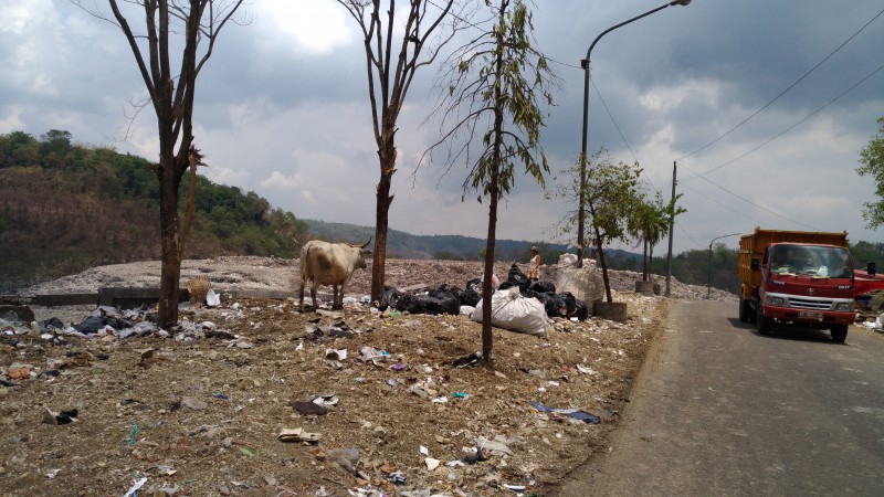 Sampah di TPST Piyungan berjubel di pinggir jalan aspal lantaran lahan tempat pembuangan sudah kelebihan muatan. Gambar diambil, Jumat (29/9/2017). (Bhekti Suryani/JIBI/Harian Jogja)