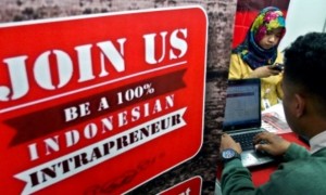 Pencari kerja menyerahkan berkas lamaran pekerjaan di sebuah stan pada bursa kerja di Gedung Wanita Semarang, Jateng, Kamis (5/10/2017). (JIBI/Solopos/Antara/R. Rekotomo)