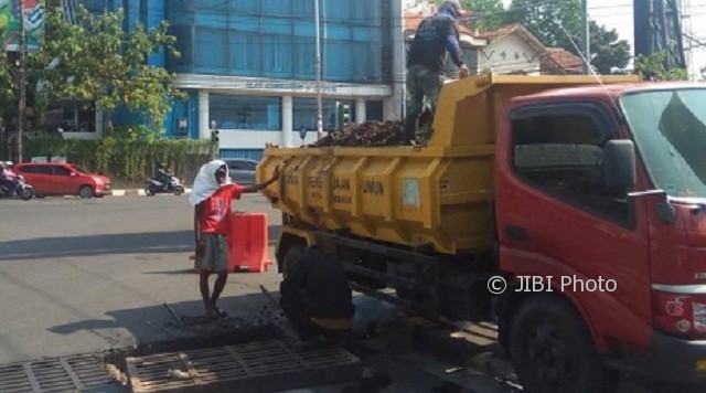 Petugas DPU Kota Semarang membersihkan gorong-gorong di Jl. Kaligarang, Kecamatan Gajahmungkur, Kota Semarang, Jateng, Kamis (5/10/2017). (Facebook.com-Nyonyo Waw)