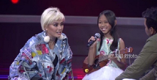 Fany (tengah) bersama Agnez Mo (kiri) dan Bebi Romeo (kanan) di panggung audisi The Voice Kids Indonesia. (Youtube)