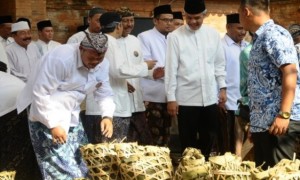 Gubernur Jawa Tengah Ganjar Pranowo melintasi ratusan nasi buka luwur yang dikemas dengan keranjang di kompleks Makam Sunan Kudus, Sabtu (30/9/2017). (JIBI/Solopos/Antara/Akhmad Nazaruddin Lathif)
