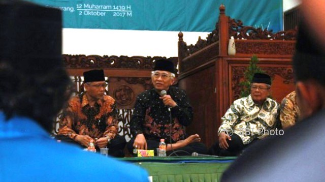 Budayawan yang juga pengasuh Pondok Pesantren Raudlatut Thalibien Rembang, K.H. A. Mustofa Bisri (tengah) tampil dalam Seminar Kebangsaan di Universitas Islam Sultan Agung (Unissula) Semarang, Senin (2/10/2017). (JIBI/Solopos/Antara/Istimewa-Humas Unissula)