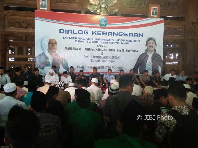 Santri memadati pendapa Ponorogo untuk mendengarkan ceramah dari Habib Lutfi asal Pekalongan, Jawa Tengah, Kamis (12/10/2017). (Abdul Jalil/JIBI/Madiunpos.com)
