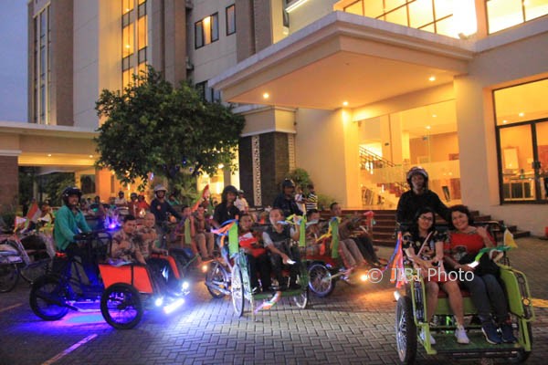 Para wisatawan menikmati keindahan Kota Jogja dengan mengendarai becak. (Foto Istimewa)