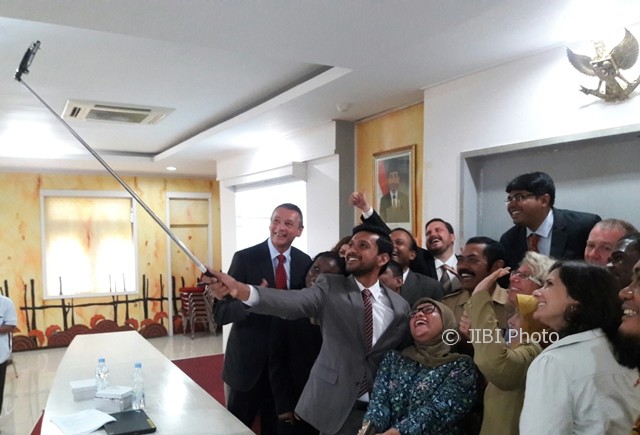 Wali Kota Solo, F.X.Hadi Rudyatmo, berswafoto (selfie) dengan sukarelawan IBM Corporate Service Corps (CSC) seusai pembukaan CSC di Manganti Praja Solo, Senin (9/10/2017). (Hijriyah Al Wakhidah/JIBI/Solopos)
