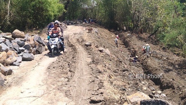 Pengguna jalan melintas di Jl. Pungsari-Krikilan yang sedang diperbaiki menggunakan APBD Sragen 2017 sebesar Rp2,2 miliar, baru-baru ini. Jalan tersebut merupakan salah satu jalur menuju Situs Sangiran. (Kurniawan/JIBI/Solopos)