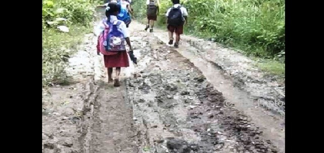 Jalan rusak di Dusun Kedunggelatik, Desa Candirejo, Kecamatan Pringapus, Kabupaten Semarang, Jateng. (Facebook.com-Amillathul)