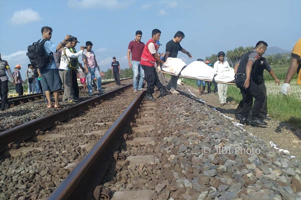 Suasana proses evakuasi jenazah korban meninggal dunia, tertabrak kereta api, di perlintasan Beji, Wates, Jumat (6/10/2017). (Uli Febriarni/JIBI/Harian Jogja)