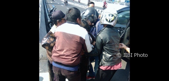 Beberapa orang menolong pejalan kaki yang tertabrak kendaraan di kawasan fly-over Jatingaleh, Kota Semarang, Jateng, Senin (9/10/2017). (Facebook.com-Andri Pendrex)