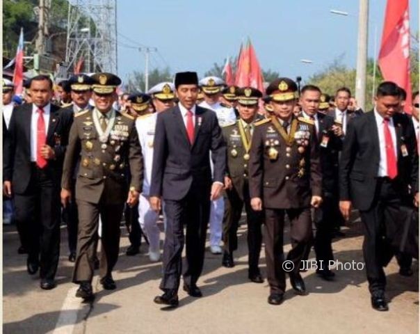 Presiden Joko Widodo (Jokowi) berjalan kaki menuju lokasi upacara HUT ke-72 TNI di Dermaga Pelabuhan PT Indah Kiat, Cilegon, Banten, Kamis (5/10/2017). (Setkab.go.id)