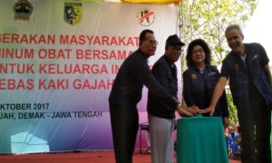Menteri Kesehatan Nila Farid Moeloek didampingi Gubernur Jateng Ganjar Pranowo dan Bupati Demak M. Natsir serta Dirjen Pencegahan dan Pengendalian Penyakit (P2P) Muhammad Subuh menekan tombol sirine secara bersama-sama sebagai tanda dimulainya bulan eliminasi penyakit kaki gajah di Lapangan Desa Jatisono, Kecamatan Gajah, Kabupaten Demak, Jawa Tengah, Sabtu (7/10/2017). (JIBI/Solopos/Antara/Akhmad Nazaruddin Lathif)