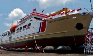 Sejumlah pekerja melakukan persiapan peluncuran Kapal Sabuk Nusantara 98 di galangan kapal PT Yasa Wahana Tirta Samudera, Kota Semarang, Jateng, Kamis (5/10/2017). (JIBI/Solopos/Antara/R. Rekotomo)