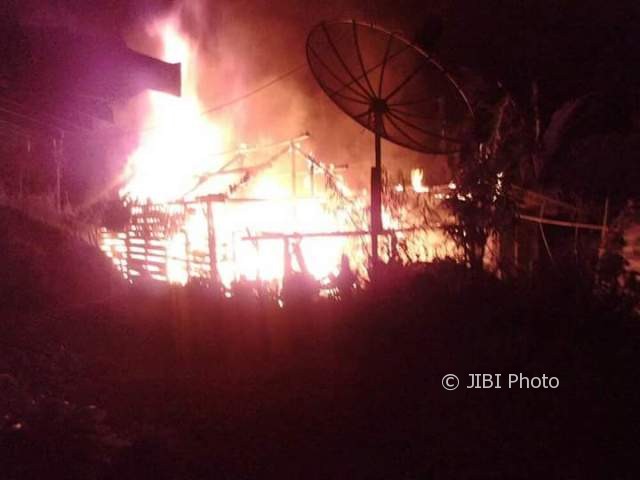 Api membakar rumah seorang petani bernama Boiman, warga Dusun Manggis, Desa Selur, Ngrayun, Ponorogo, Rabu (4/10/2017) malam. (Istimewa/Facebook-ICWP)
