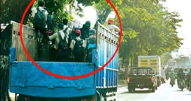 Para pelajar menumpang di bak truk yang yang melintas di kawasan Kecamatan Semarang Barat, Kota Semarang, Jateng. (Facebook.com-Sutrisno Sutanto)