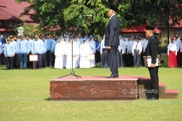 Bupati Sleman Sri Purnomo saat memimpin upacara peringatan Hari Kesaktian Pancasila, Minggu (1/10/2017) di Lapangan Pemda Sleman. (Foto istimewa)