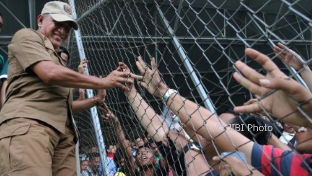 Ketua Umum PSSI Edy Rahmayadi (kiri) menyalami penonton seusai melihat laga Babak 16 Besar Liga 2 antara PSMS dan PSIS di Stadion Teladan, Medan, Sumut, Sabtu (7/10/2017). (JIBI/Solopos/Antara/Irsan Mulyadi)