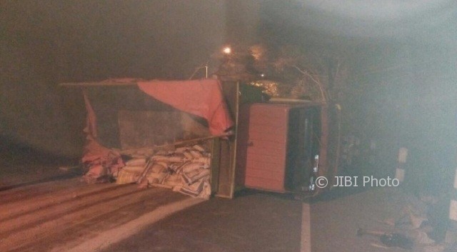 Truk terguling di turunan Sigar Bencah, Jl. Imam Suparto, Meteseh, Tembalang, Kota Semarang, Jateng, Jumat (6/10/2017) dini hari. (Instagram-@satlantaspolrestabessmg)