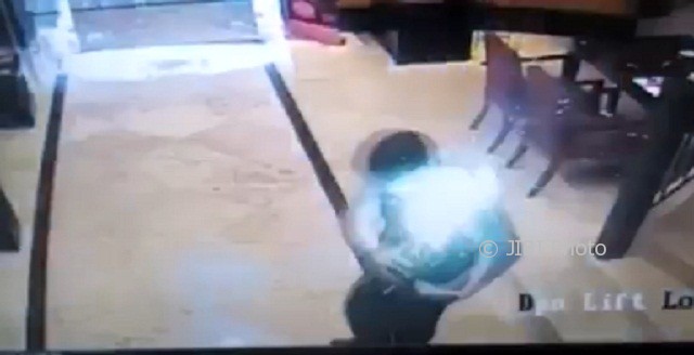 Potongan rekaman video ledakan smartphone di Hotel Ciputra, Jl. Simpang Lima, Pekunden, Kecamatan Semarang Tengah, Kota Semarang, Jateng, Sabtu (30/9/2017). (Facebook.com-Lukas Gunawan RO SE)