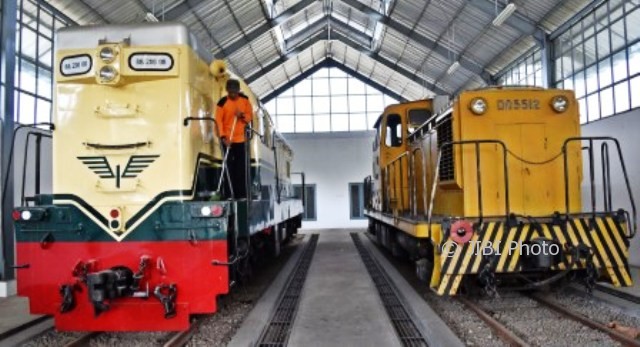 Petugas membersihkan lokomotif kereta api diesel DD5512 dan BB 200 08 di Stasiun Tuntang, Kabupaten Semarang, Jateng, Rabu (4/10/2017). (JIBI/Solopos/Antara/Aditya Pradana Putra)