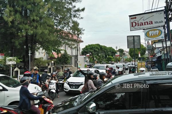 Arus kendaraan mulai dialihkan oleh petugas menjelas acara puncak HUT Jogja 261, Sabtu (7/10/17/2017).(Perdani Fitryana Tegar Marhaendro/Harian Jogja).