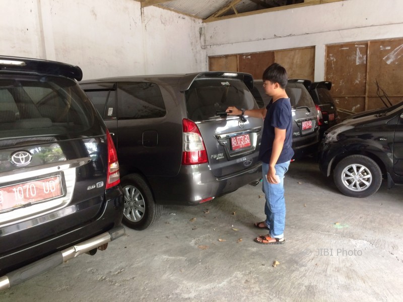 Kondisi kendaraan dinas yang pernah digunakan anggota DPRD Gunungkidul terparkir di garasi milik pemkab yang ada di depan Kantor Dinas Kebudayaan, Senin (2/9/2017). (David Kurniawan/JIBI/Harian Jogja)
