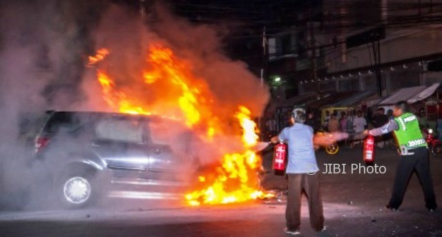 Warga dibantu polisi berupaya memadamkan api yang membakar Daihatsu Terios di Jl. Brigjen Katamso, Kota Semarang, Jateng, Selasa (10/10/2017). (JIBI/Solopos/Antara/Aji Styawan)