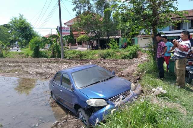 Kecelakaan Klaten Mobil Vios Terperosok Ke Sawah Gara Gara Ngebut