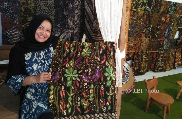 Pemilik butik Batik Murni Madiun, Sri Murniyati, menunjukkan batik tulis dengan motif khas pecel Madiun, Senin (2/10/2017). (Abdul Jalil/JIBI/Madiunpos.com)